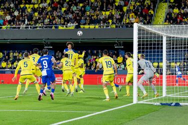 0-1. Primer córner del Atlético. Lanza Rodrigo Riquelme, Axel Witsel se anticipa en el primer palo, remata de cabeza, cruzado y se cuela por la escuadra izquierda Filip Jorgensen.