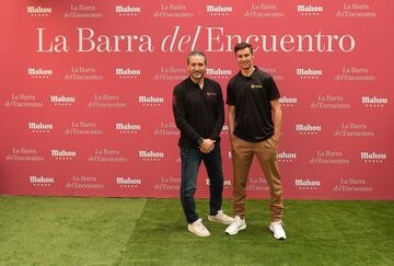 Zambrotta y Helguera posan para los medios durante La Barra del Encuentro.