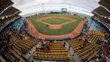 AME2868. LA GUAIRA (VENEZUELA), 08/02/2023.- Fotografía del juego entre Wildcats y Los Tigres de Licey hoy, parte de la Serie del Caribe 2023 en el estadio Jorge Luis García Carneiro en La Guaira (Venezuela). Los Tigres de Licey de República Dominicana se clasificaron este miércoles a las semifinales de la Serie del Caribe al vencer por 2-6 a WildCats de Curazao, equipo que queda eliminado del torneo al bajar hasta la penúltima posición de la tabla. EFE/ Miguel Gutiérrez