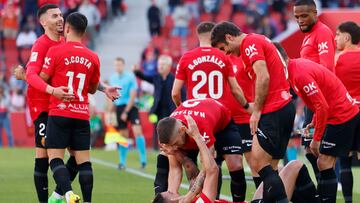 PALMA DE MALLORCA, 16/03/2024.- Los jugadores del Mallorca celebran su primer gol durante el partido de LaLiga disputado entre el RCD Mallorca y el Granada disputado este sábado en el estadio de Son Moix de la capital balear. EFE/Cati Cladera