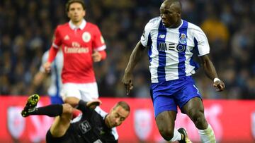 Porto's Cameroonian forward Vincent Aboubakar (R) runs with the ball as Portuguese referee Jorge Sousa falls down during the Portuguese league football match FC Porto vs SL Benfica at the Dragao stadium in Porto, on December 1, 2017. / AFP PHOTO / MIGUEL RIOPA
