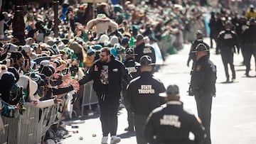 PHILADELPHIA (United States), 14/02/2025.- Members of the Philadelphia Eagles football team celebrate winning the 2025 Super Bowl during a victory parade in Philadelphia, Pennsylvania, USA, 14 February 2025. The Eagles defeated the Kansas City Chiefs in Super Bowl LIX. (Filadelfia) EFE/EPA/MIGUEL MARTINEZ EPA-EFE/MIGUEL MARTINEZ