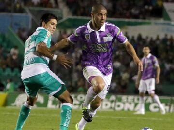 Jugó en Jaguares de Chiapas y Cruz Azul.