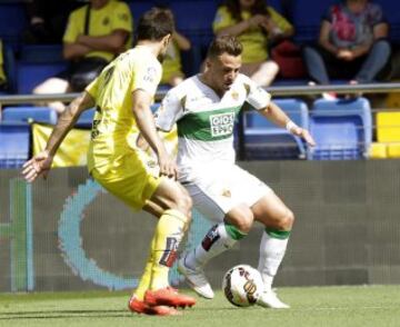 El defensa del Villarreal Mario Gaspar Pérez (i) y el centrocampista del Elche Aarón Ñíguez