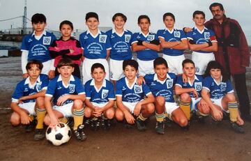 Comenzó a jugar al fútbol en el equipo de su pueblo natal, Camas F.C. Cuando tenía siete años, el Sevilla lo incorporó a sus categorías inferiores