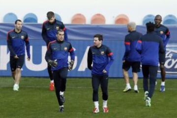 Pinto y Messi charlan durante el entrenamiento vespertino.