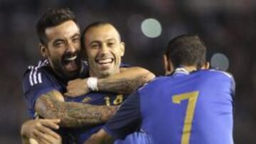Ezequiel Lavezzi (i) y Javier Mascherano (c) festejan el segundo gol de Argentina ante la selección de Trinidad y Tobago.