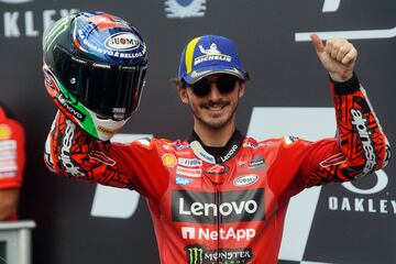 Alegría de Francesco Bagnaia en el podio del Gran Premio de Italia en el Autódromo Internacional del Mugello.