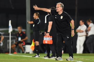 La Selección Colombia cayó en su visita frente a Uruguay, por la jornada 11 de las Eliminatorias al Mundial de 2026. Juan Fernando Quintero y Carlos Gómez anotaron para la Tricolor, mientras que para los Charrúas marcaron Davinson Sánchez en propia puerta, Rodrigo Aguirre y Manuel Ugarte.