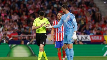 Shocking footage: referee stops Madrid Derby as Atleti fans throw objects at Courtois