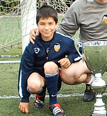 Con 7 años, ingresó en la Academia del Valencia Club de Fútbol y fue ascendiendo por los diferentes equipos hasta debutar con el primer equipo el 10 de diciembre de 2016.