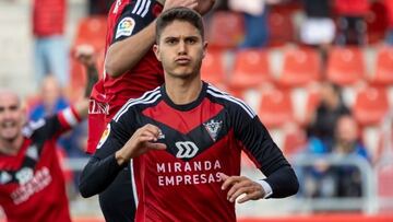 Pinchi pide sitio. El delantero, con un doblete, dio la primera victoria de la temporada al Mirandés. Tres puntos que permiten a los burgaleses respirar un poco y situarse a un paso de los puestos de permanencia. Sus primeros goles con la camiseta del Mirandés.