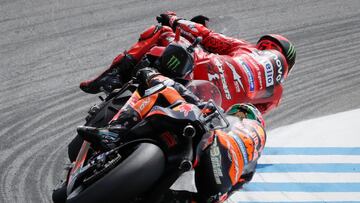 JEREZ DE LA FRONTERA (CÁDIZ), 30/04/2023.- El piloto italiano de Ducati Pecco Bagnaia por delante del sudafricano Brad Binder de KTM, durante del Gran Premio de España de MotoGP celebrado este domingo en el circuito "Ángel Nieto" de Jerez de la Frontera (Cádiz). EFE/ Jose Manuel Vidal
