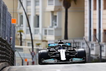 Ser el hombre que m芍s r芍pido ha dado una vuelta en la historia de M車naco es un privilegio que se puede lucir con gran orgullo, y uno de los muchos m芍s que atesora Hamilton. El ingl谷s posee el r谷cord de vuelta en carrera, que logr車 en 2022 (1:12.909), y el de la pole m芍s r芍pida, que estableci車 en 2019 (1:10.166), en la actual configuraci車n del circuito vigente desde 2003 (en 2015 se hizo un ligero cambio en Tabac). Desde las primeras de Fangio en 1950, 1:50.200 (pole) y 1:51.000 (vuelta r芍pida), eso es todo lo que ha evolucionado la F1 all赤.