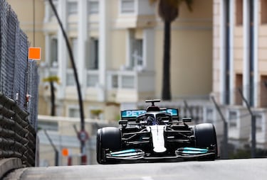 Ser el hombre que más rápido ha dado una vuelta en la historia de Mónaco es un privilegio que se puede lucir con gran orgullo, y uno de los muchos más que atesora Hamilton. El inglés posee el récord de vuelta en carrera, que logró en 2022 (1:12.909), y el de la pole más rápida, que estableció en 2019 (1:10.166), en la actual configuración del circuito vigente desde 2003 (en 2015 se hizo un ligero cambio en Tabac). Desde las primeras de Fangio en 1950, 1:50.200 (pole) y 1:51.000 (vuelta rápida), eso es todo lo que ha evolucionado la F1 allí.