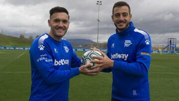 Lucas y Joselu posan ayer para AS en las instalaciones de Ibaia.