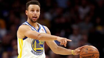 DENVER, CO - NOVEMBER 04: Stephen Curry #30 of the Golden State Warriors brings the ball down the court against the Denver Nugget at the Pepsi Center on November 4, 2017 in Denver, Colorado. NOTE TO USER: User expressly acknowledges and agrees that, by downloading and or using this photograph, User is consenting to the terms and conditions of the Getty Images License Agreement. Matthew Stockman/Getty Images/AFP
== FOR NEWSPAPERS, INTERNET, TELCOS & TELEVISION USE ONLY ==