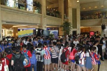 Numerosos aficionados esperaban la llegada del equipo.