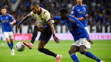 Barcelona's Brazilian forward #11 Raphinha (L) controls the ball past Real Oviedo's Niger defender #03 Abdel Rahim Alhassane Bonkano during the Spanish league football match between Real Oviedo and FC Barcelona at the Carlos Tartiere stadium in Oviedo on September 25, 2025. (Photo by Miguel RIOPA / AFP)