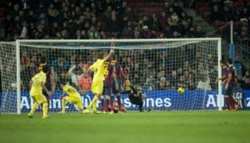 Barcelona-Villarreal. 1-1. Musacchio remata de cabeza el gol del empate.