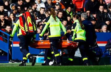 El delantero brasileño del Paris Saint-Germain Football Club se ha tenido que retirar lesionado del encuentro tras la torcedura de su tobillo. Abandonó el terreno de juego en camilla y con claros gestos de dolor.