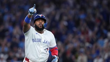 Vladimir Guerrero Jr. celebra el triunfo de Blue Jays frente a Mariners en la Serie de Campeonato de la Liga Americana en la MLB.