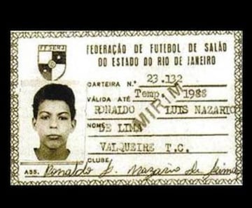 Esta imagen corresponde al carnet de Ronaldo, durante su infancia con el Valqueire FC