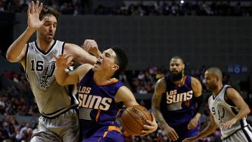Basketball - San Antonio Spurs v Phoenix Suns - NBA Global Games - Arena Mexico, Mexico City, Mexico - 14/1/17. Devin Booker (1) of Phoenix Suns and Paul Gasol (16) of San Antonio Spurs in action. REUTERS/Carlos Jasso