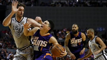 Basketball - San Antonio Spurs v Phoenix Suns - NBA Global Games - Arena Mexico, Mexico City, Mexico - 14/1/17. Devin Booker (1) of Phoenix Suns and Paul Gasol (16) of San Antonio Spurs in action. REUTERS/Carlos Jasso