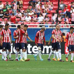 Chivas va por un centro delantero