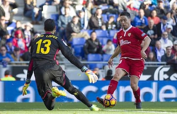 Nasri encara a Diego López durante el Espanyol-Sevilla.