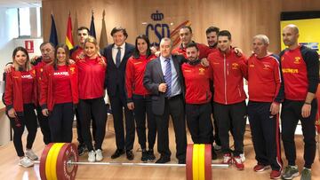 Fotografía facilitada por el Consejo Superior de Deportes (CSD), de su presidente José Ramón Lete, durante el acto de despedida de la selección nacional de halterofilia, que participará en los campeonatos Europeos de Bucarest entre el 26 de marzo y el 1 de abril. Estará presente, entre otros, Lydia Valentín, capitana y vigente campeona continental.