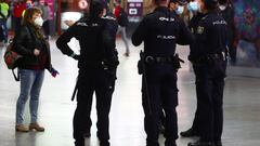 Spanish National Police officers talk with a woman at Atocha train station during a partial lockdown amid the outbreak of the coronavirus disease (COVID-19), in Madrid, Spain October 5, 2020. REUTERS/Sergio Perez
CONTROL DE POLICIA
PUBLICADA 07/10/20 NA MA17 2COL