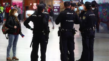 Spanish National Police officers talk with a woman at Atocha train station during a partial lockdown amid the outbreak of the coronavirus disease (COVID-19), in Madrid, Spain October 5, 2020. REUTERS/Sergio Perez
CONTROL DE POLICIA
PUBLICADA 07/10/20 NA MA17 2COL