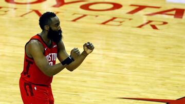 AMS28. HOUSTON (ESTADOS UNIDOS), 06/05/2019.- El escolta de los Houston Rockets, James Harden, regresa al juego luego de un receso durante un partido de eliminatoria de la Conferencia Oeste, entre Golden State Warriors y Houston Rockets, en el Toyota Cent
