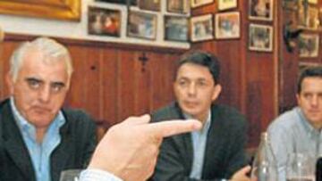 <b>TERTULIA. </b>Schuster, con San Martín, Luis Nieto, Trueba, José Damián González, Roncero y Manuel Esteban.