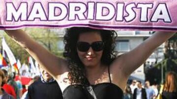 <b>DÍA DE FIESTA. </b>Buen tiempo y buen rollo en los alrededores del Bernabéu antes de que diera comienzo el partido.