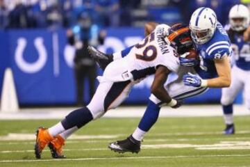 Jack Doyle de los Indianapolis Colts protege el balón ante Danny Trevathan de los Denver Broncos.