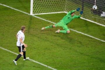 Gol 2-0 de Schweinsteiger al segundo palo que fusila a la red con la derecha 