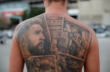 Imágenes de esta mañana frente al Camp Nou de un aficionado con el rostro de Leo Messi tatuado en su omóplato izquierdo. Rivaldo, Ronaldinho o Iniesta se encuentran representados en un mural coral con mucha historia culé.