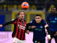 Inter Milan's Argentinian forward #10 Lautaro Martinez (R) and AC Milan's Croatian midfielder #14 Luka Modric vie for the ball during the Italian Serie A football match between Inter Milan and AC Milan at San Siro stadium in Milan, northern Italy, on November 23, 2025. (Photo by Marco BERTORELLO / AFP)