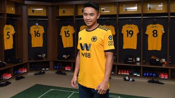 David Wang posa con la camiseta del Wolverhampton Wanderers.