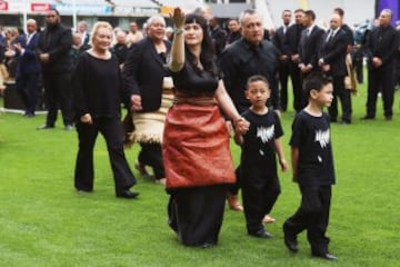 Nadene Lomu, viuda de Jonah Lomu junto a sus hijos, sus padres y la madre de Jonah Lomu, Hepi Lomu.