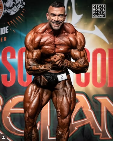 Es originario de Vélez. Consiguió su tarjeta de atleta profesional de la IFBB en la categoría Classic Bodybuilding en septiembre de 2017. Se ha proclamado Campeón del Mundo Profesional IFBB de Classic Physique (en la primera edición de esta categoría, celebrada en Roma en 2018). También fue Campeón Europeo en Élite Pro Nafplio en 2018.