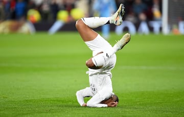 Mbappé cae en Anfield, tras un choque.