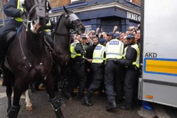 Pelea entre los seguidores del Tottenham y el Millwall