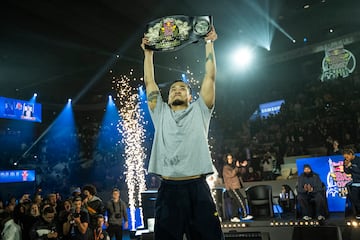 Hong 10 levanta su cinturón de campeón en Roland Garros. 