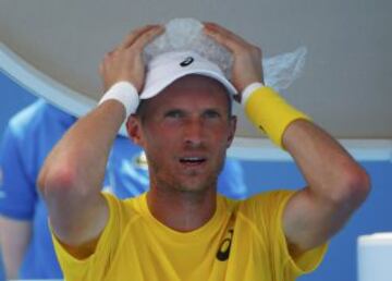 Desde el primer día de competición el Abierto de Australia está registrando temperaturas que superan los 40ºC por la ola de calor que afecta a Melbourne. Nikolay Davydenko con bolsas de hielo para combatir las altas temperaturas.