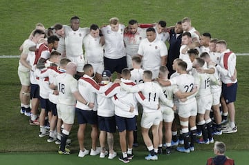 La selección inglesa unida tras perder la final del Mundial del Rugby 2019 frente a Sudáfrica.