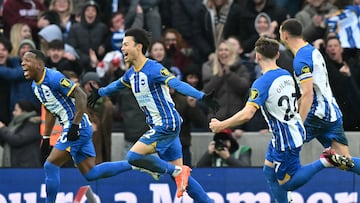 Brighton's Japanese midfielder Kaoru Mitoma (C) celebrates with reserves after scoring their second goal during the English FA Cup fourth round football match between Brighton & Hove Albion and Liverpool at the Amex stadium in Brighton, on the south coast of England on January 29, 2023. - Brighton won the game 2-1. (Photo by Glyn KIRK / AFP) / RESTRICTED TO EDITORIAL USE. No use with unauthorized audio, video, data, fixture lists, club/league logos or 'live' services. Online in-match use limited to 120 images. An additional 40 images may be used in extra time. No video emulation. Social media in-match use limited to 120 images. An additional 40 images may be used in extra time. No use in betting publications, games or single club/league/player publications. / 